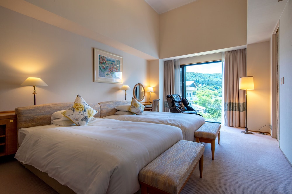 SUITE, LAKE VIEW, BALCONY