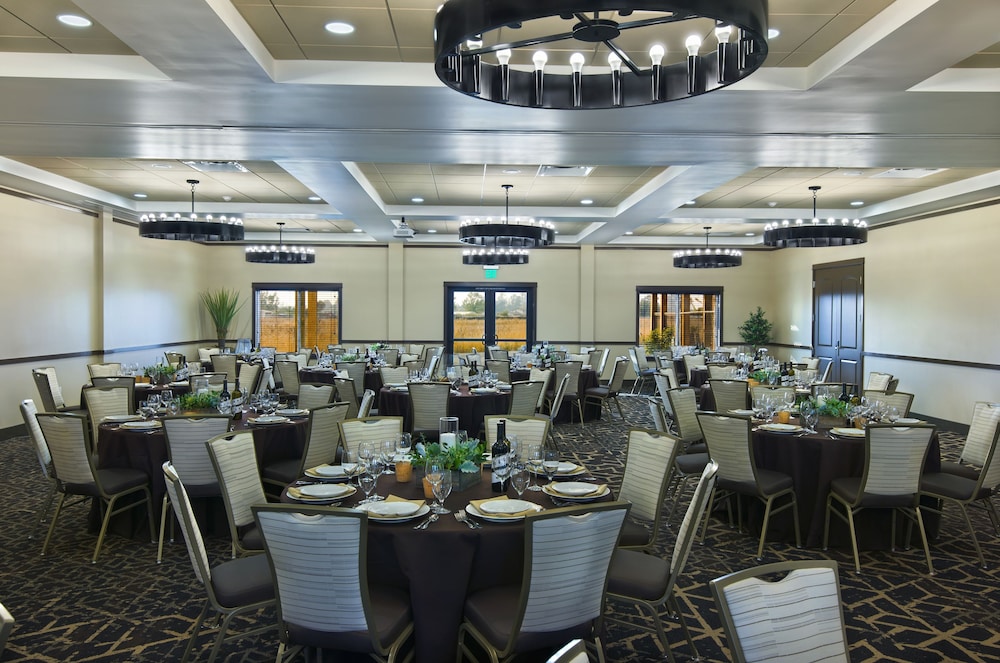 Oxford Suites Sonoma County - Rohnert Park 41/44