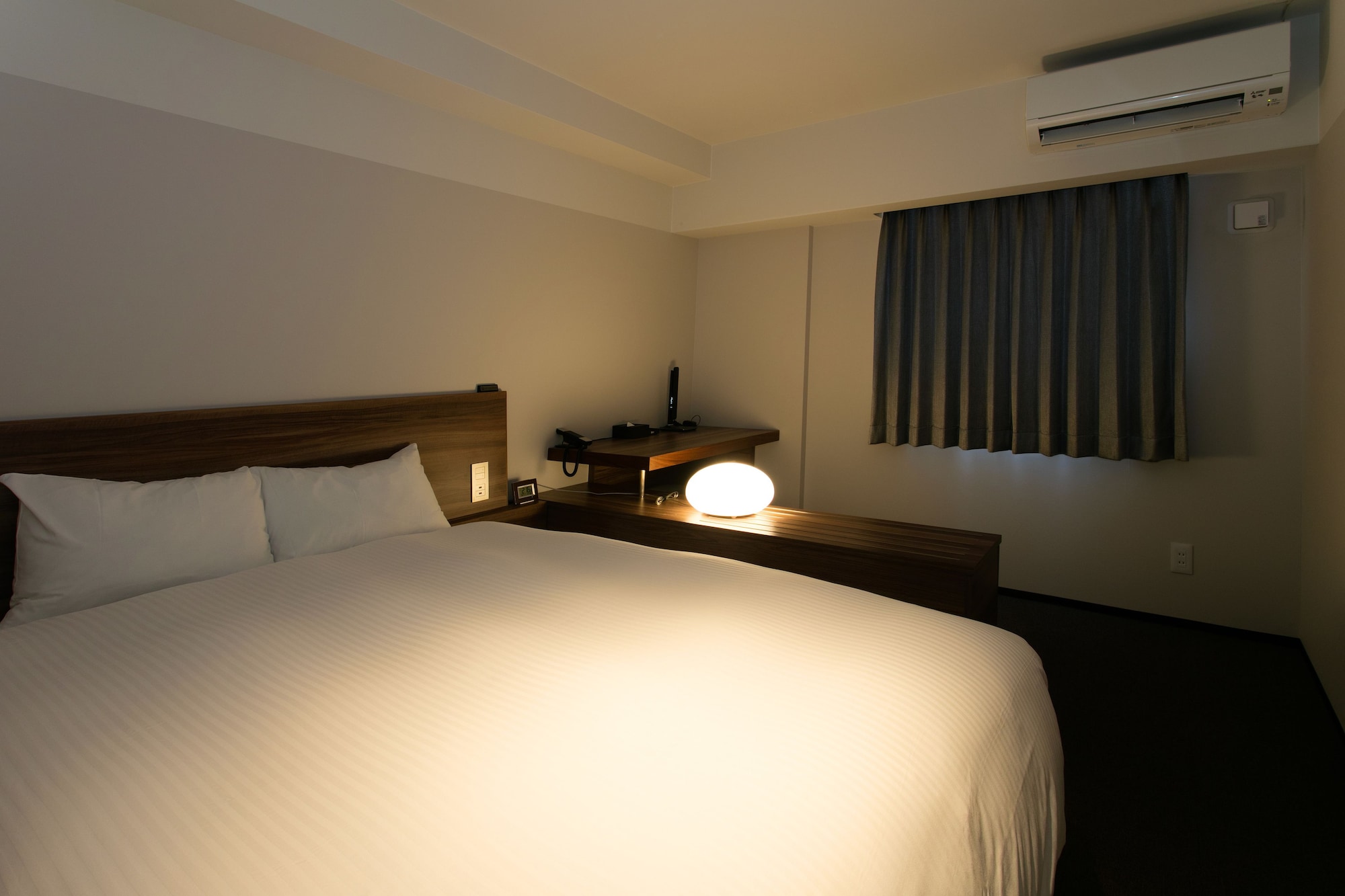 ROOM, QUEEN BED