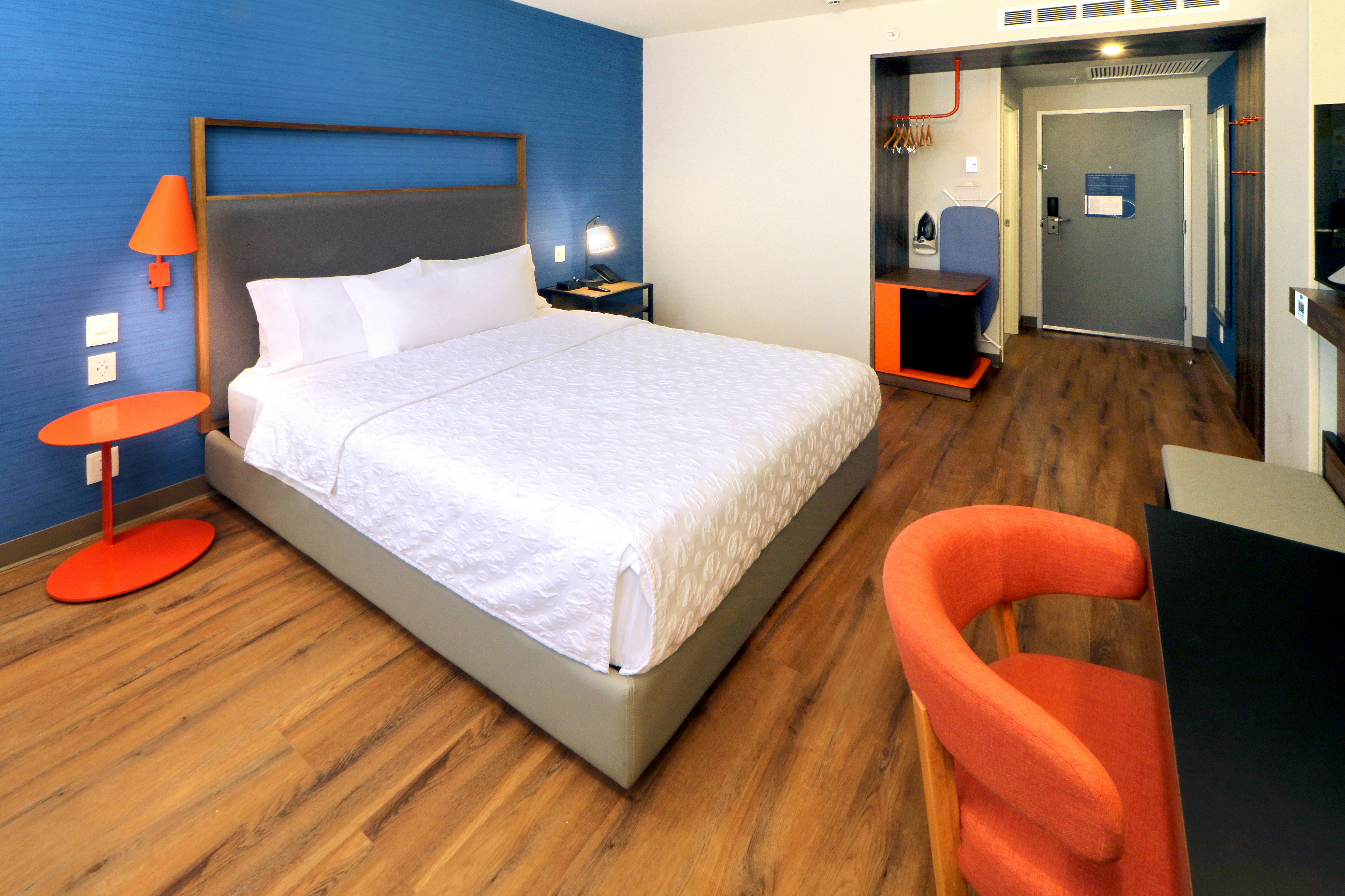 ROOM, QUEEN BED