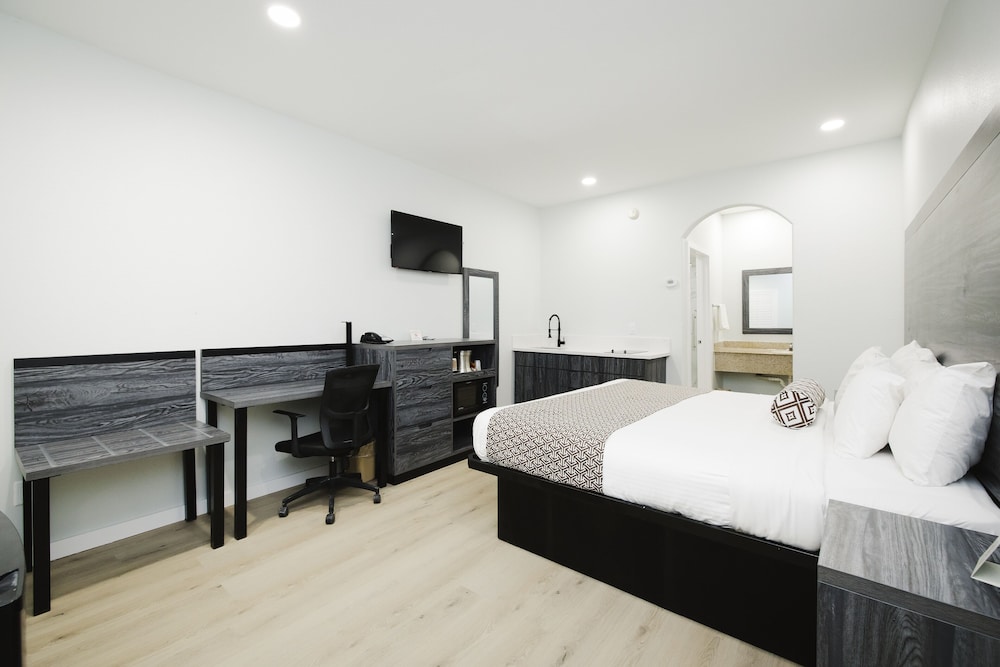 Sapphire Inn & Suites- Deer Park 20/36