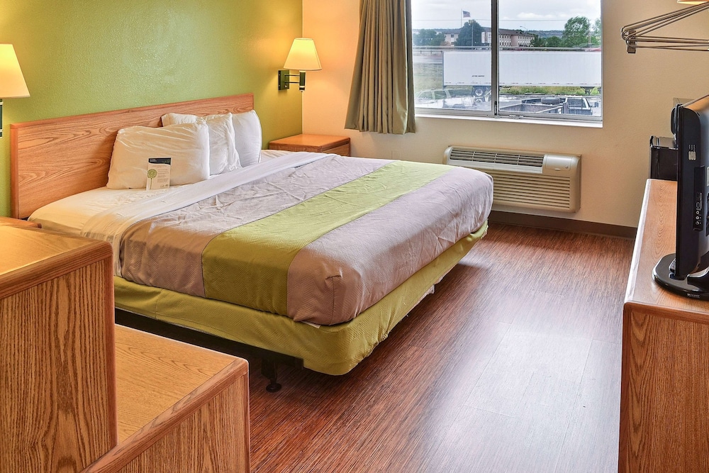 DELUXE, KING BED