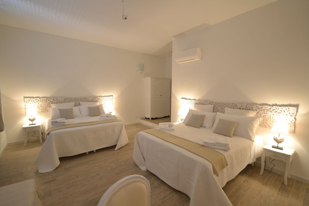 ROOM, QUADRUPLE