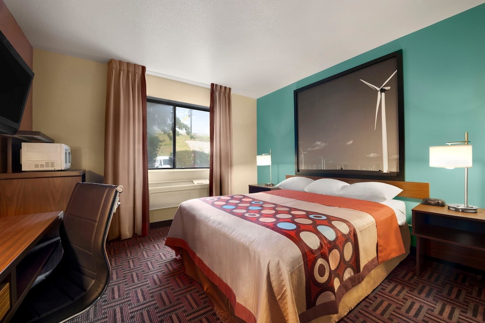 Super 8 By Wyndham Peoria East 7/25