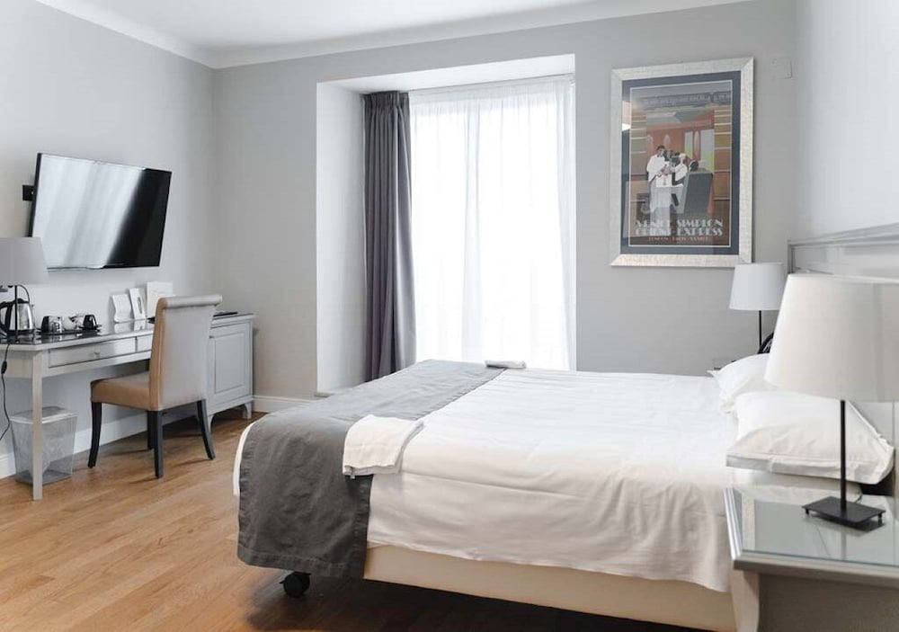 City, King Bed, Hotel De Ville 4/6