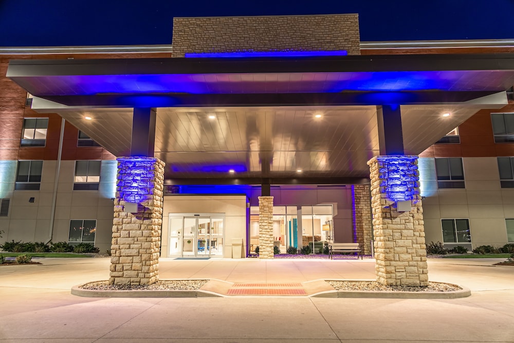Holiday Inn Express Suites Rantoul 4/76