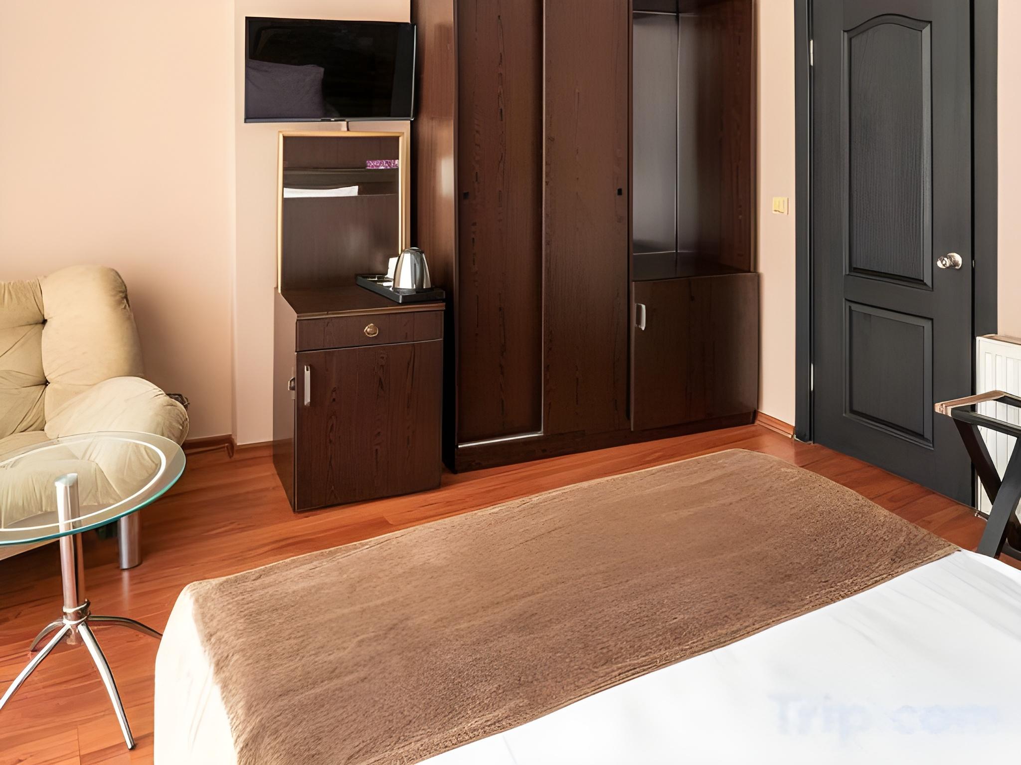 Deluxe, Queen Bed, Sofa