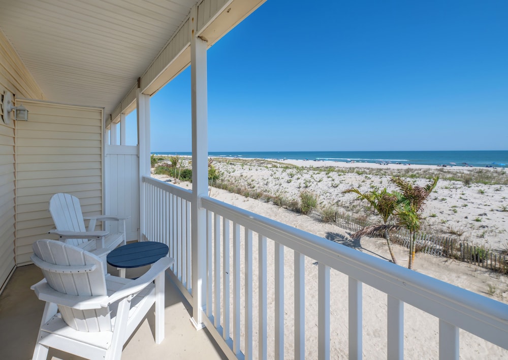 Drifting Sands Oceanfront Hotel 8/70