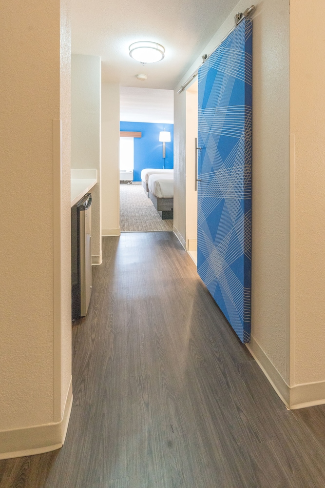 Holiday Inn Express & Suites Nashville - Brentwood I-65 18/40