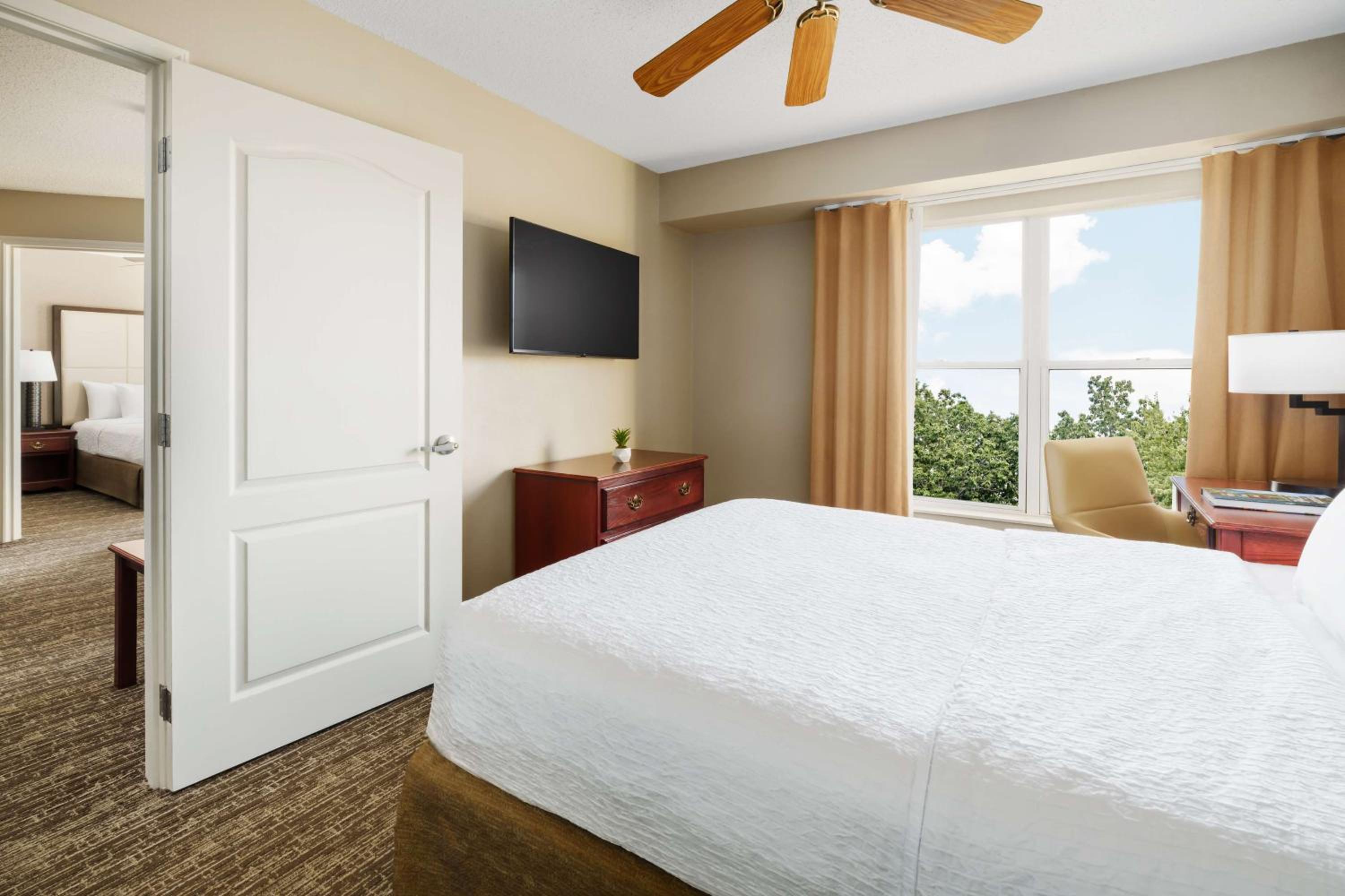 2 Bedrooms, Suite, Sofa