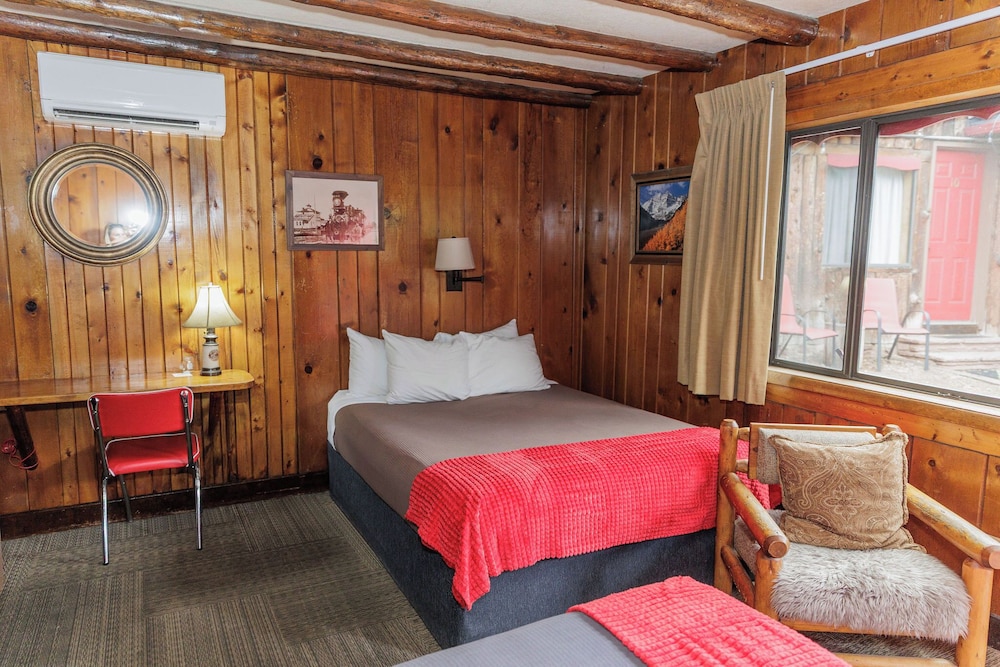 House, Bunk Bed, 2 Queen Beds
