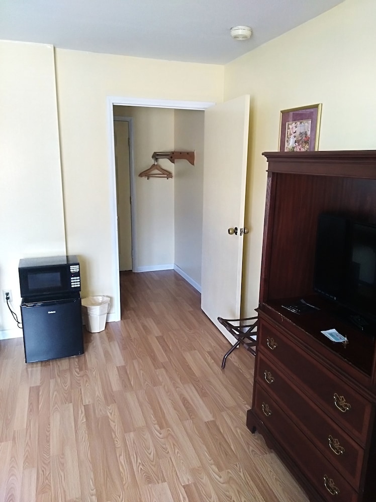 Econo Lodge Hornell 23/41