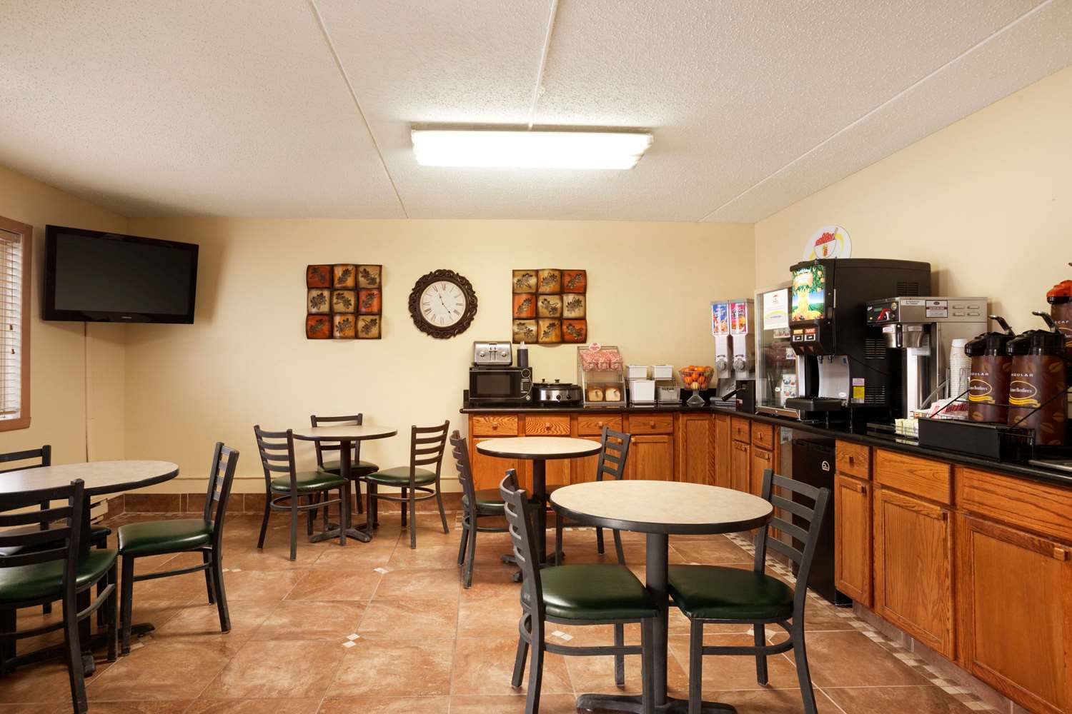 Super 8 by Wyndham West Fargo Main Ave ND 9/14