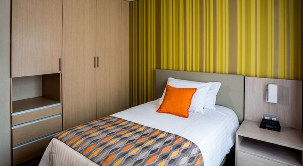 Hotel Plaza Suites 8/65