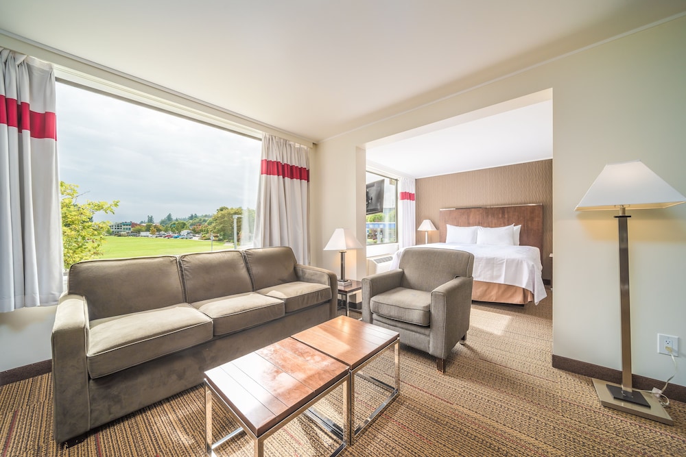 Coast Discovery Inn and Marina 36/50