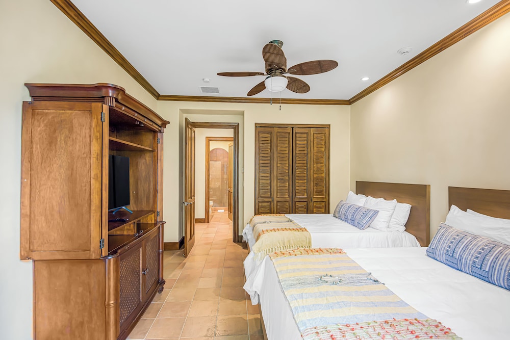 3 BEDROOMS, CONDO, PREMIUM