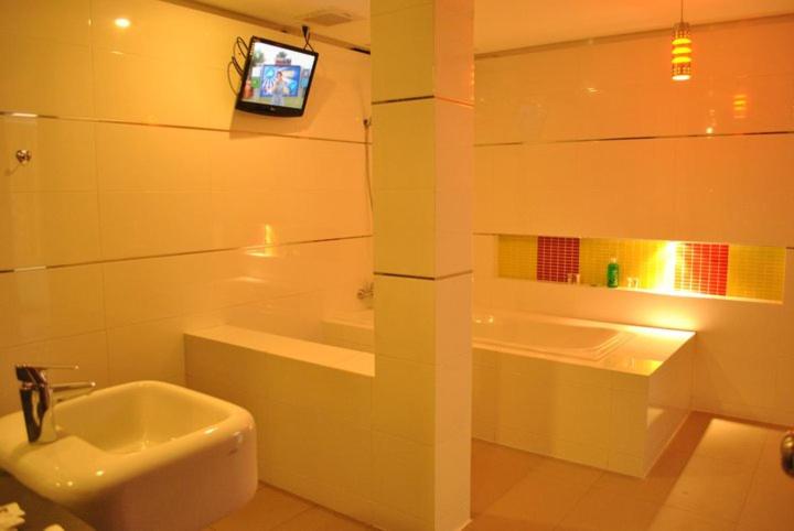 O.U.M. Hotel 33/34