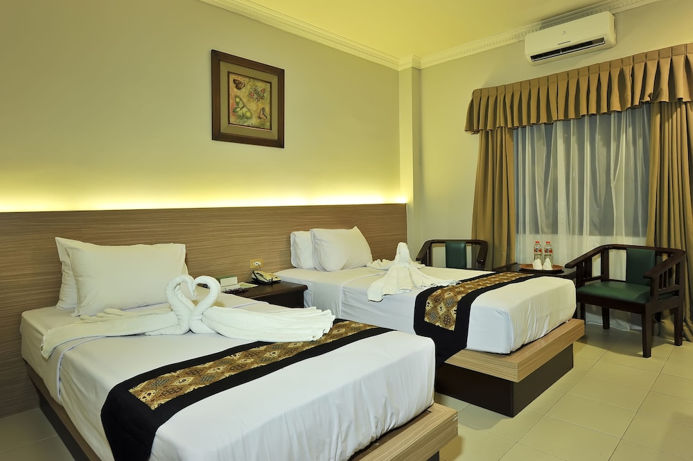 New Deluxe, Twin Beds