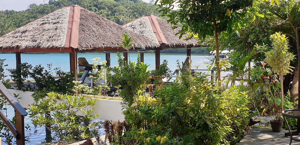 Edgewater Dive & Spa Resort 70/73