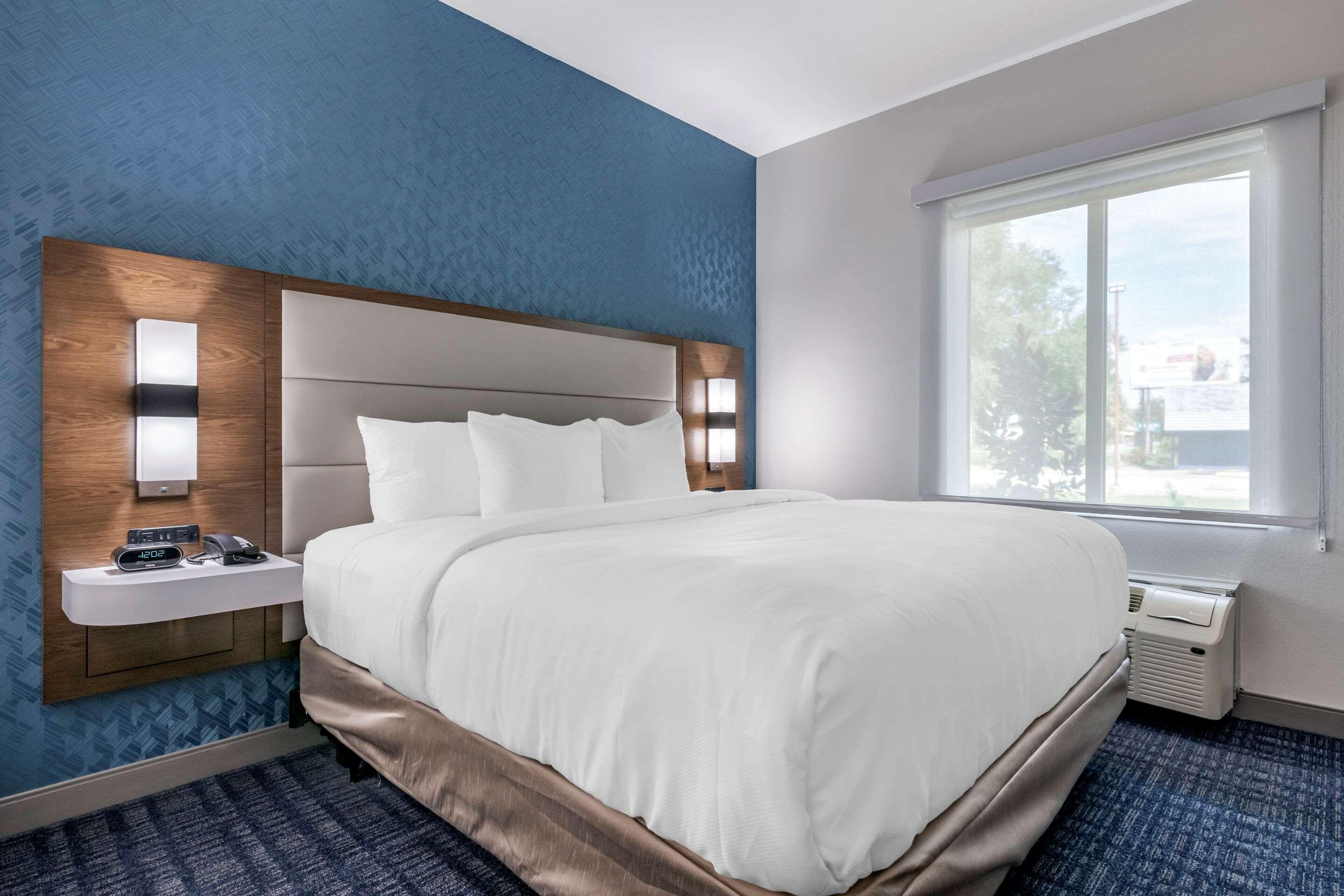 SUITE, KING BED, ACCESSIBLE