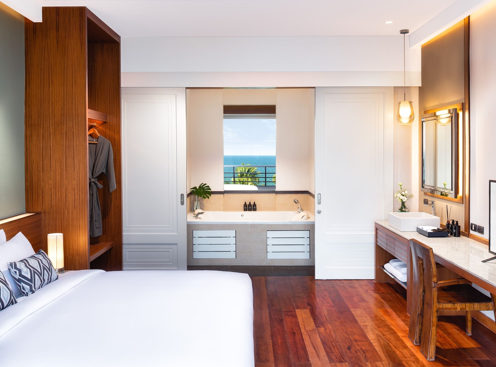 EXECUTIVE, SUITE, TWIN BEDS, 2 KING BEDS, SEA VIEW