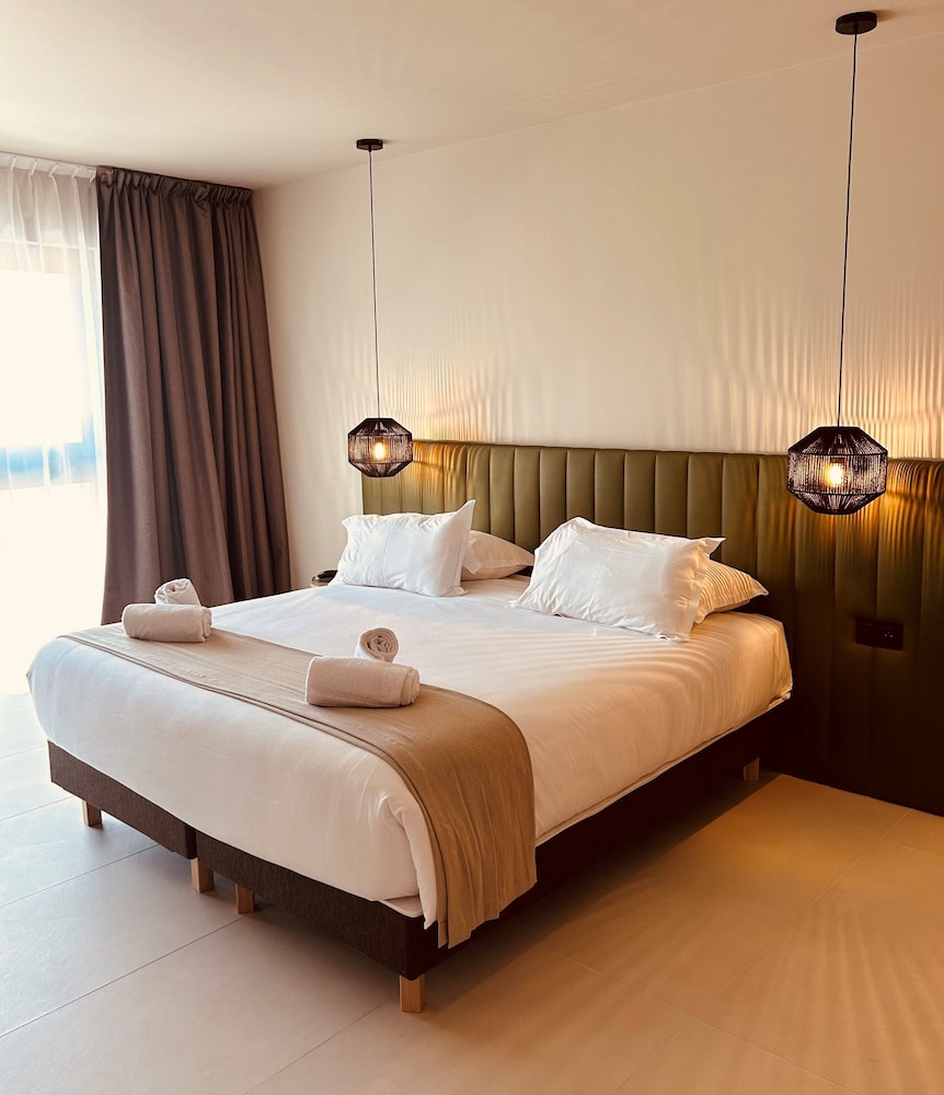 Deluxe, King Bed