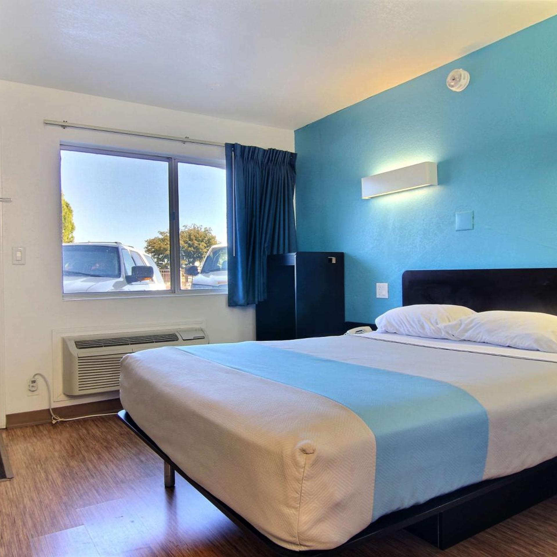 1 Queen Bed - Mob Acc RI Shwr Nsmk Micfridg