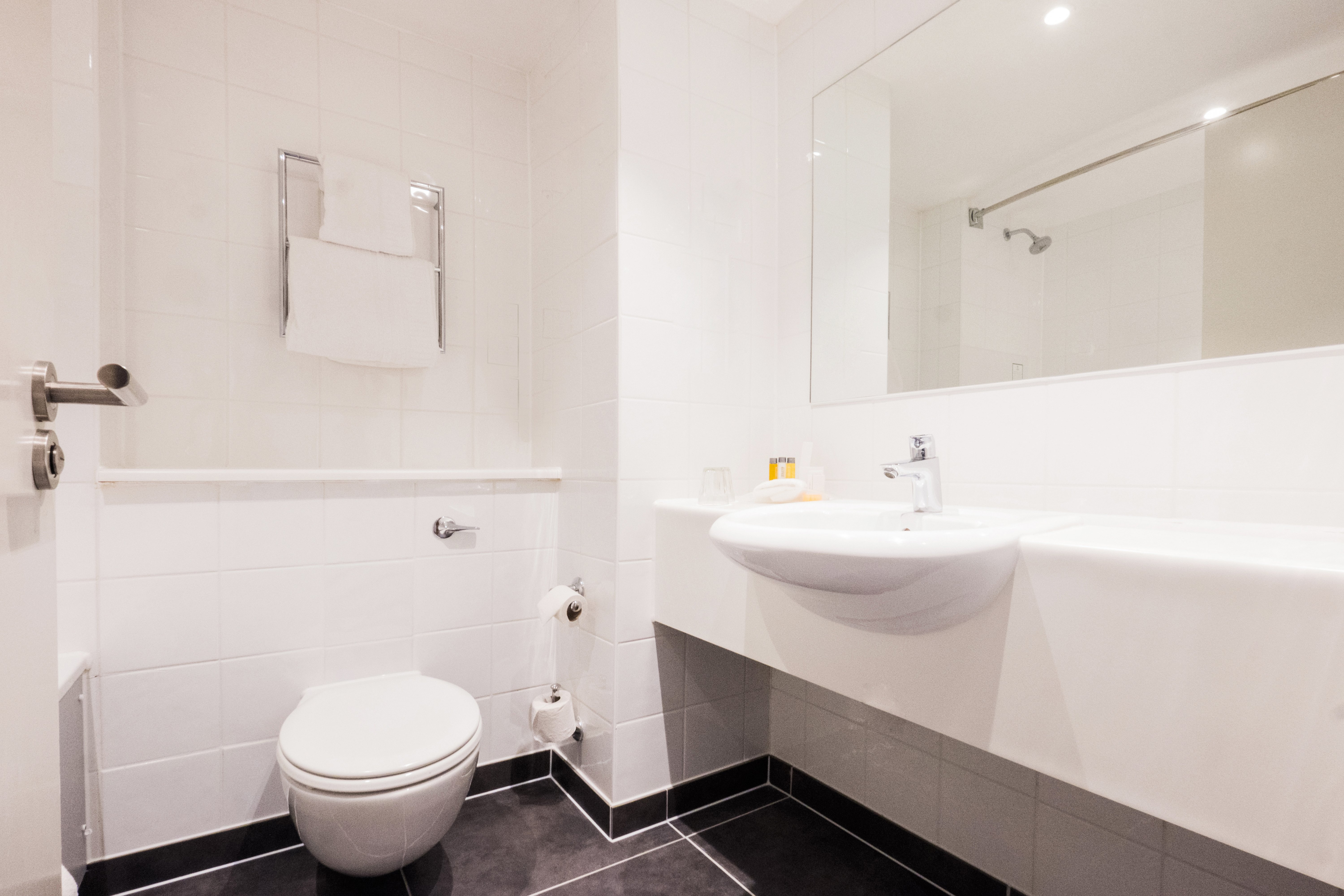 Holiday Inn Farnborough by IHG 72/74