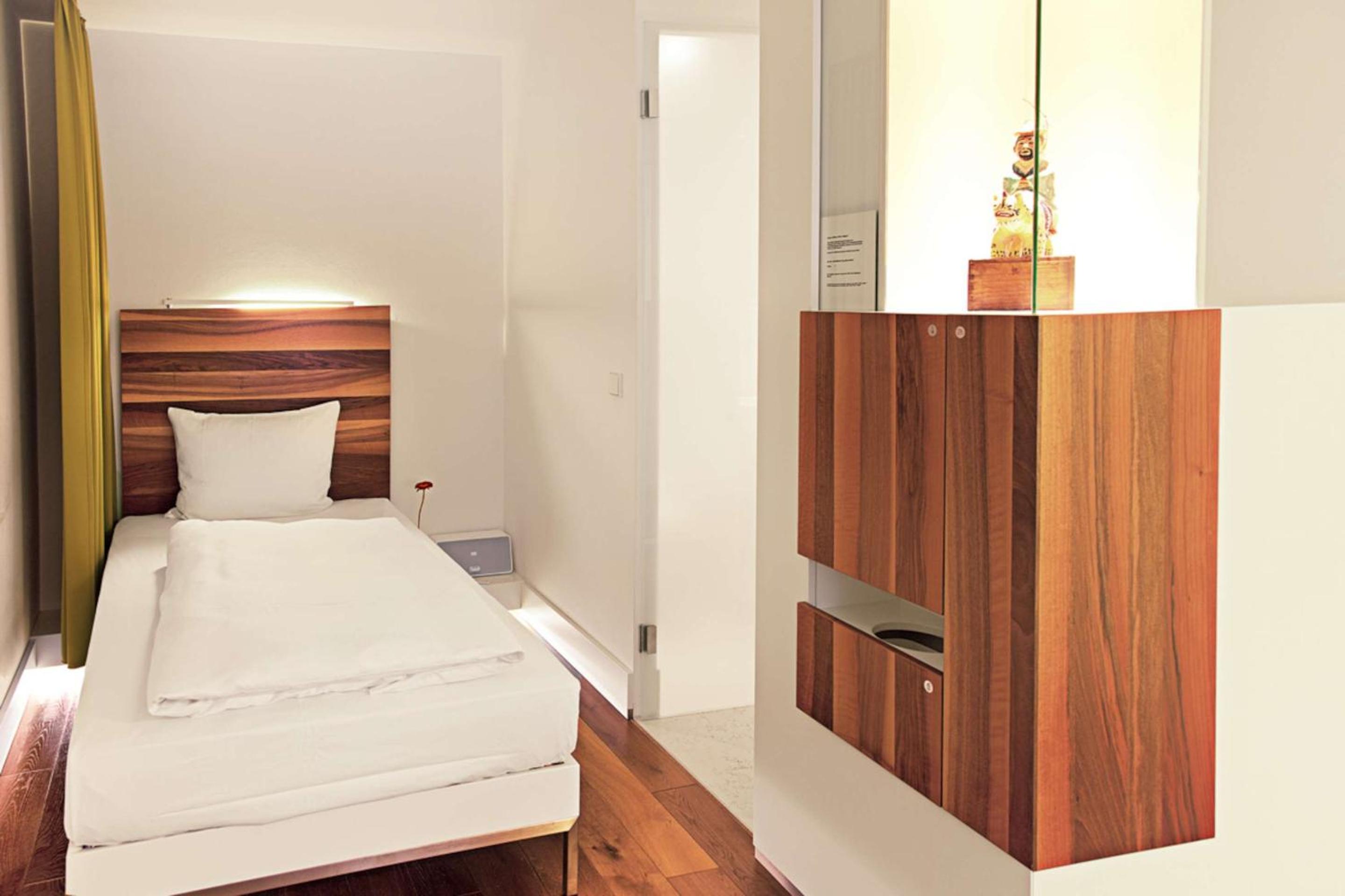 Economy, Single, Courtyard View