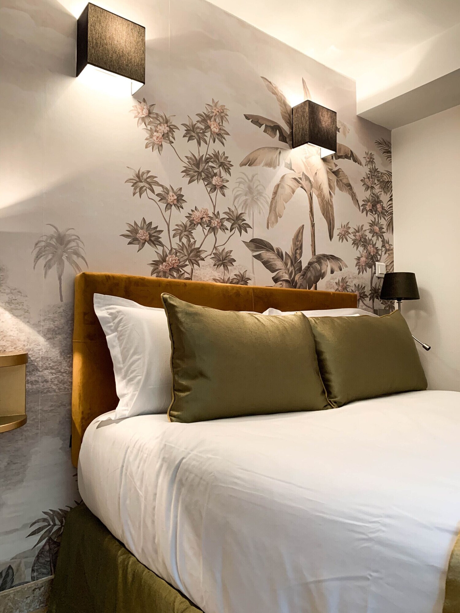 DELUXE, DOUBLE BED