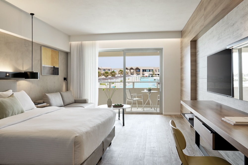 غرفة كلاسيكية بسريرين منفصلين بإطلالة على المسبح، Euphoria Resort 2/7