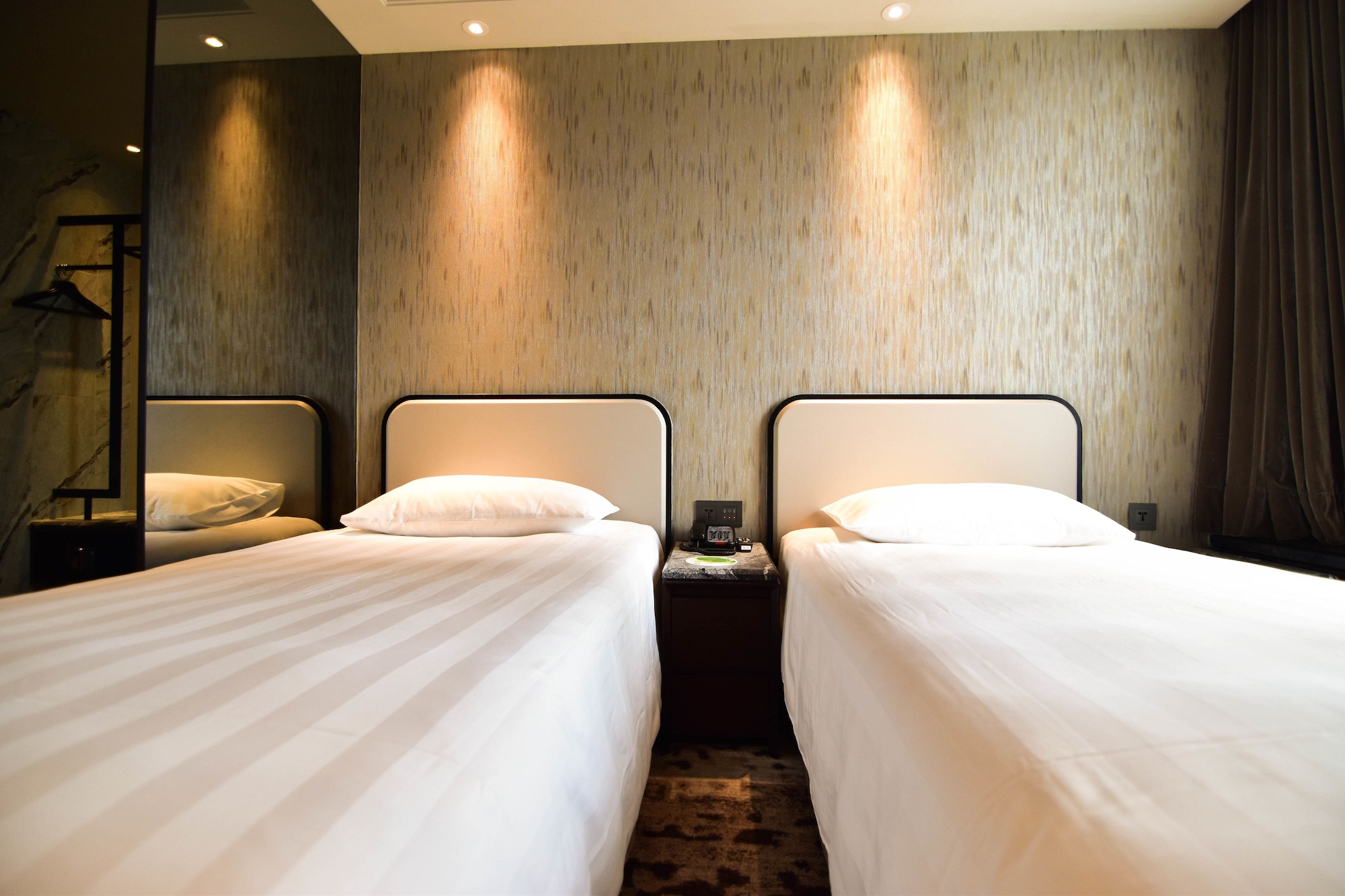 CITY, TWIN BEDS
