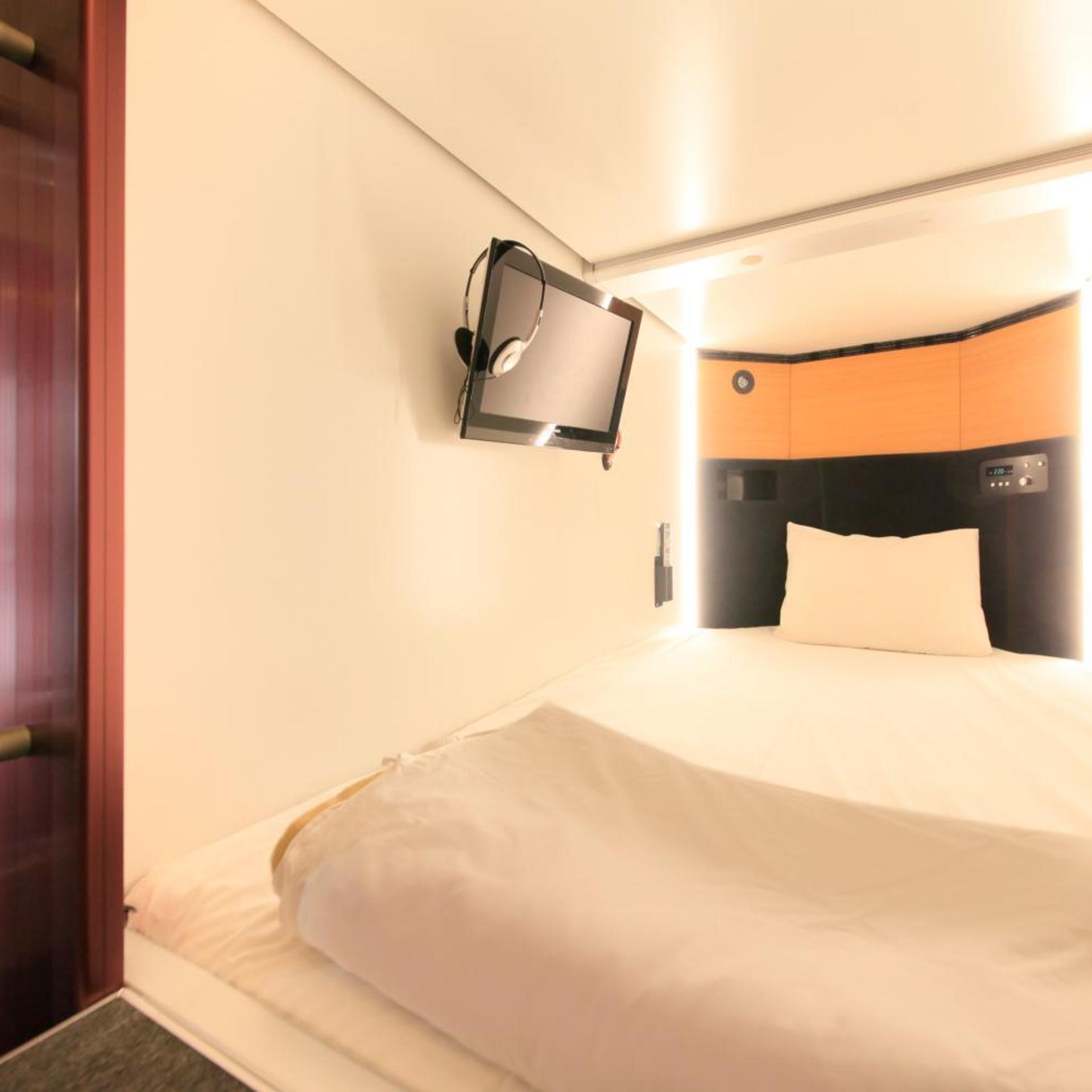 Capsule, Male Dorm, Standard