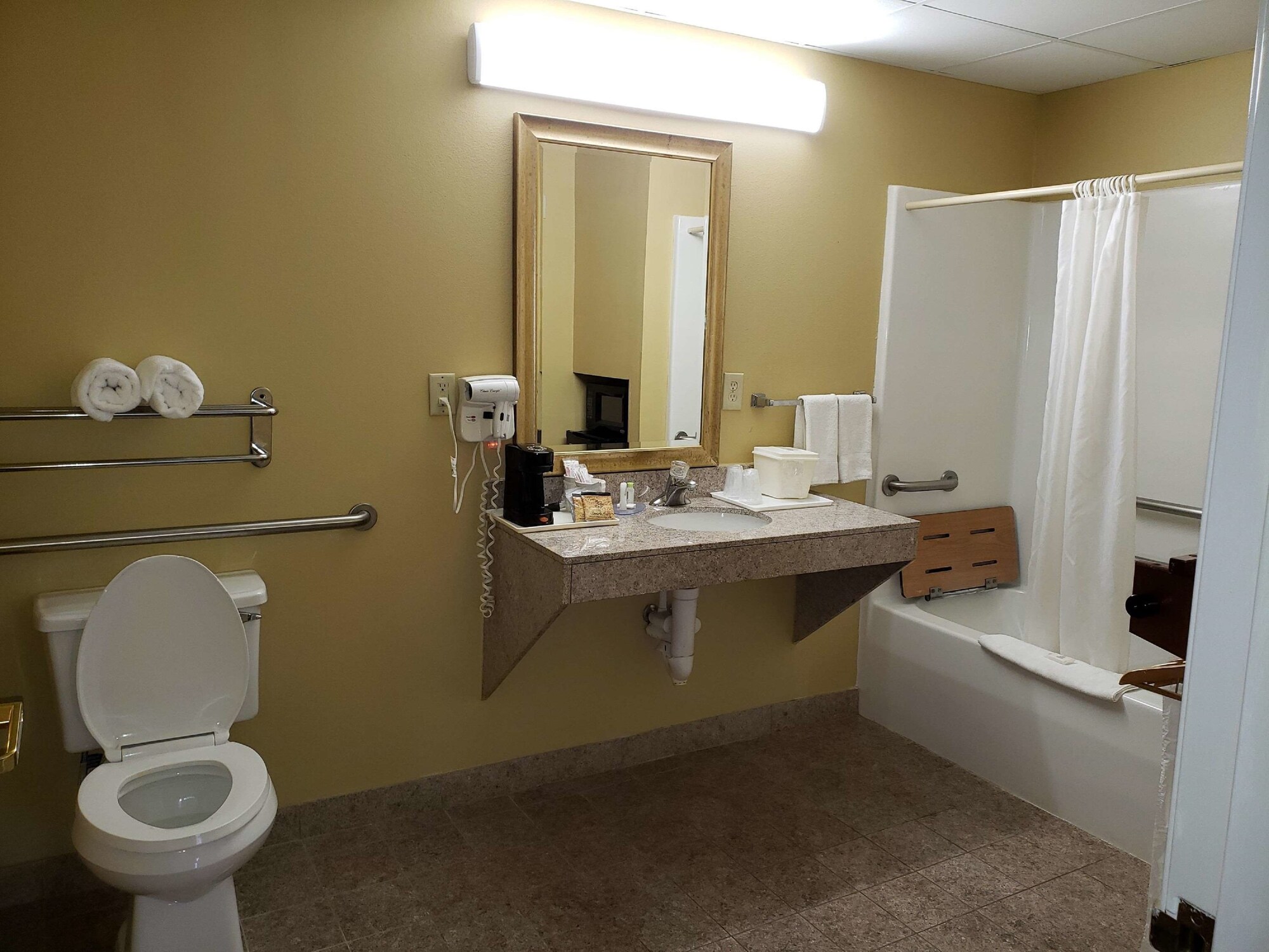 غرفة قياسية بسرير كينج لذوي الإعاقة، SureStay Plus Hotel by Best Western Warner Robins AFB 2/3