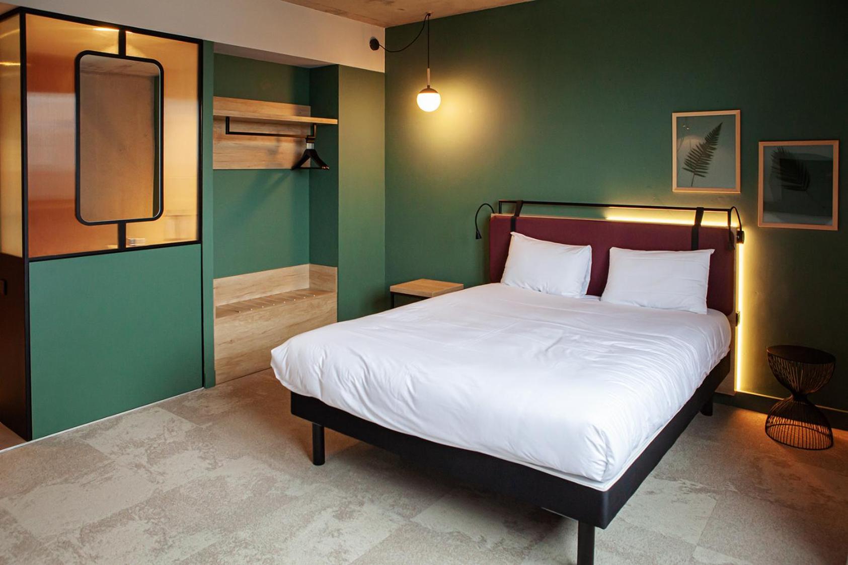 Room, Triple