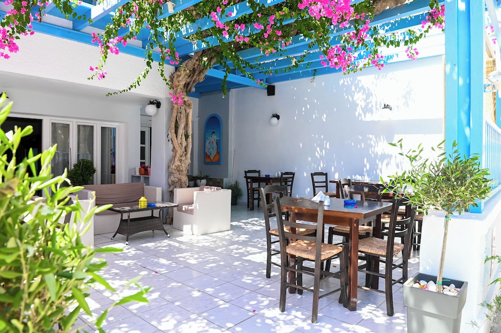NARKISSOS HOTEL 32/50