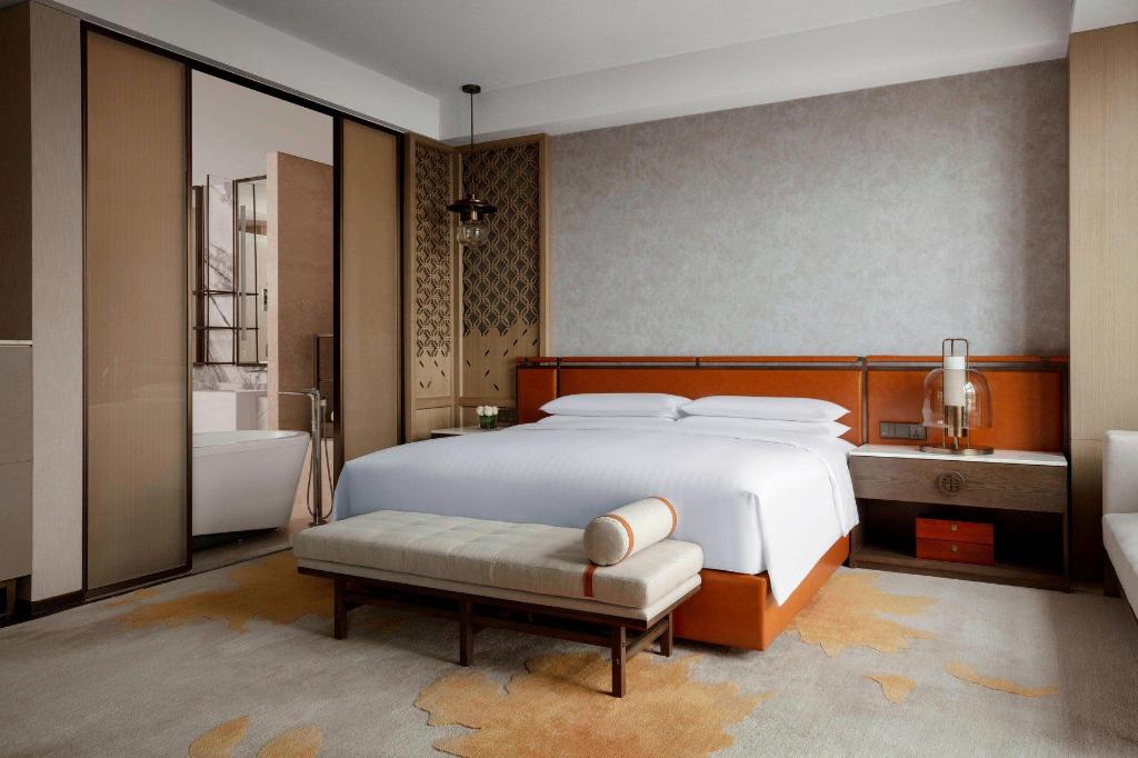 1 Bedroom, Marriott, Suite, King Bed, Lake View, Club Floor