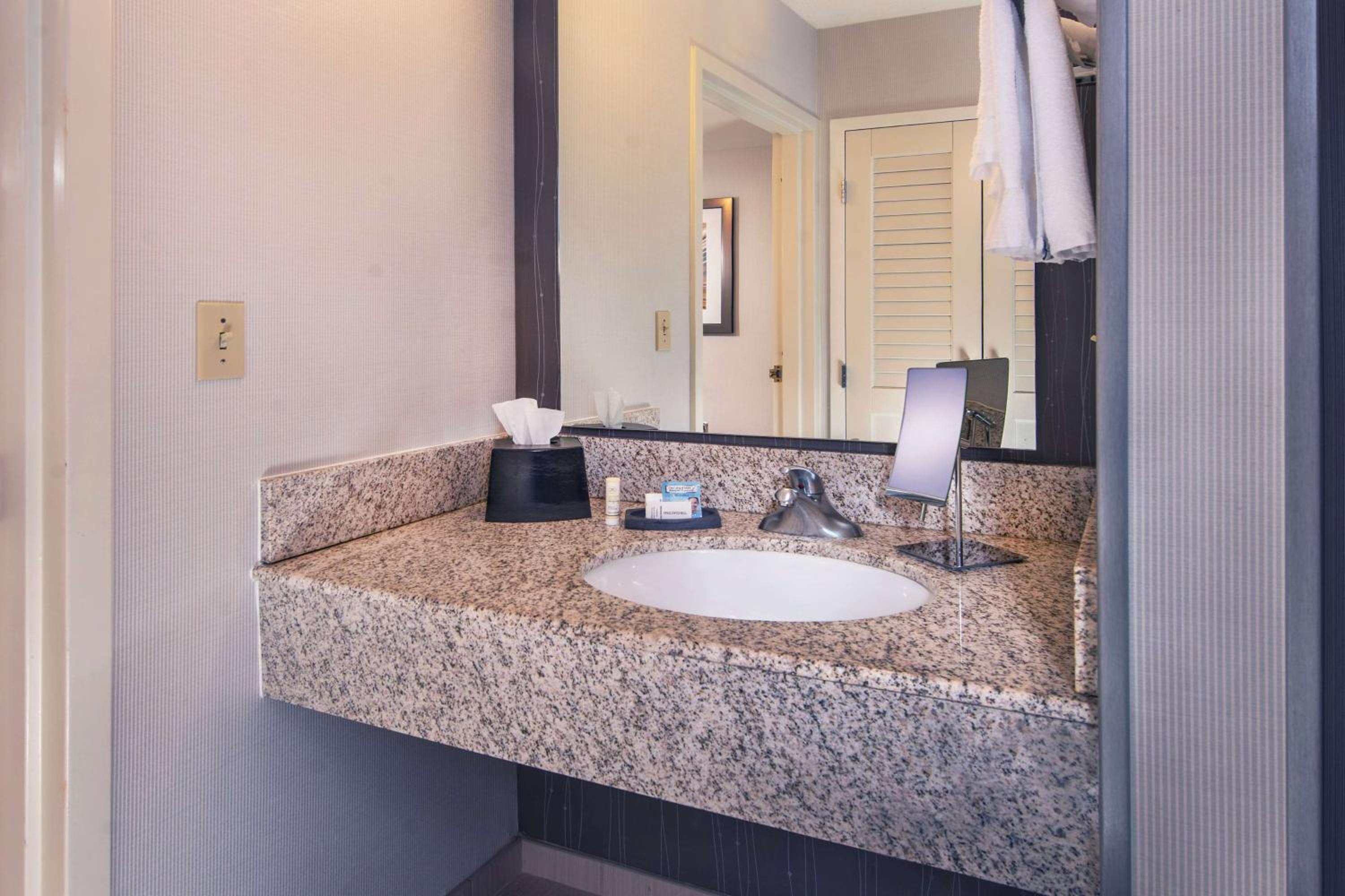 غرفة بسرير كينج مع أريكة، Comfort Inn & Suites Bethlehem Lehigh Valley Airport 3/3