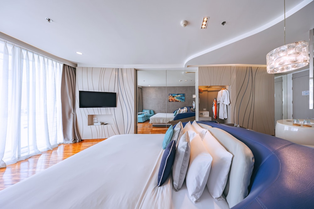 Deluxe Double Room Pool View
