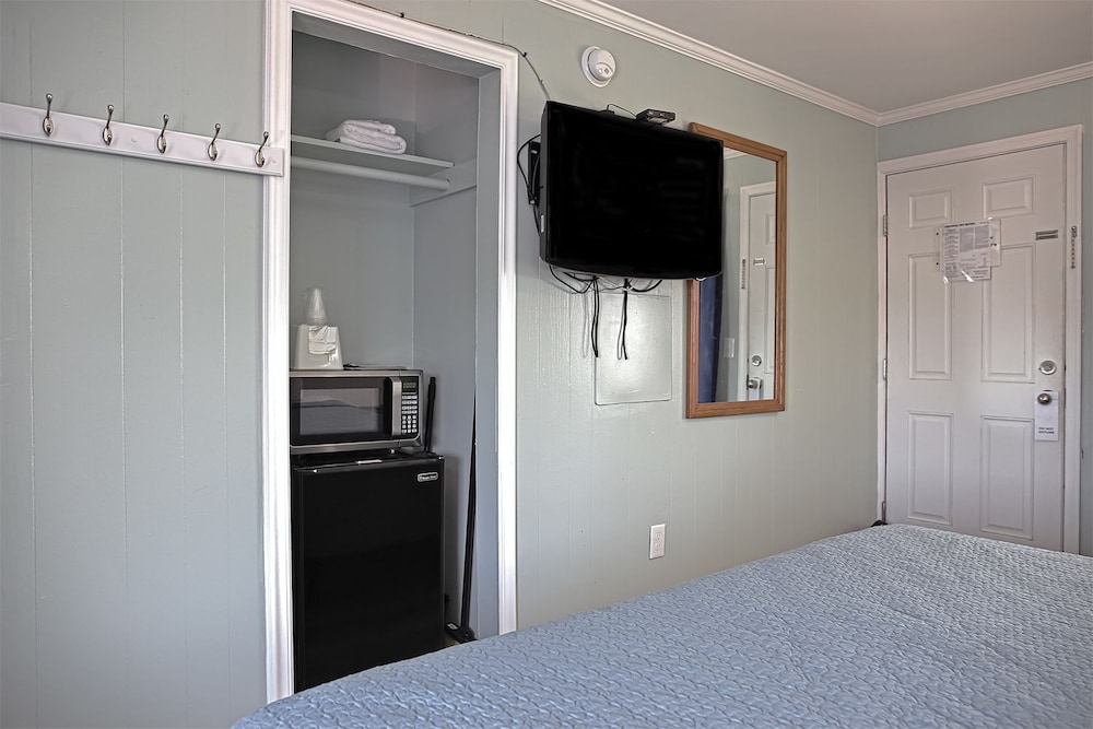 Colonial Inn Motel 33/77