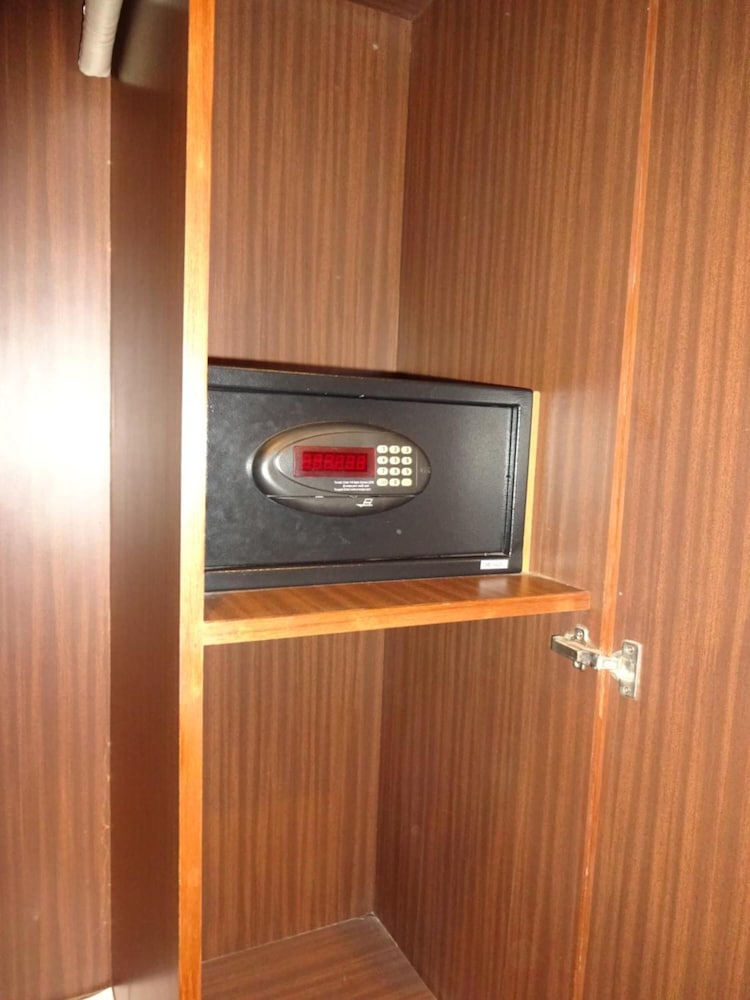 Hotel Cosmopolitan Ahmedabad 12/62