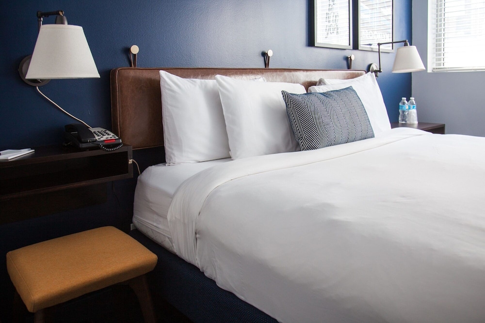Hotel 373 37/47