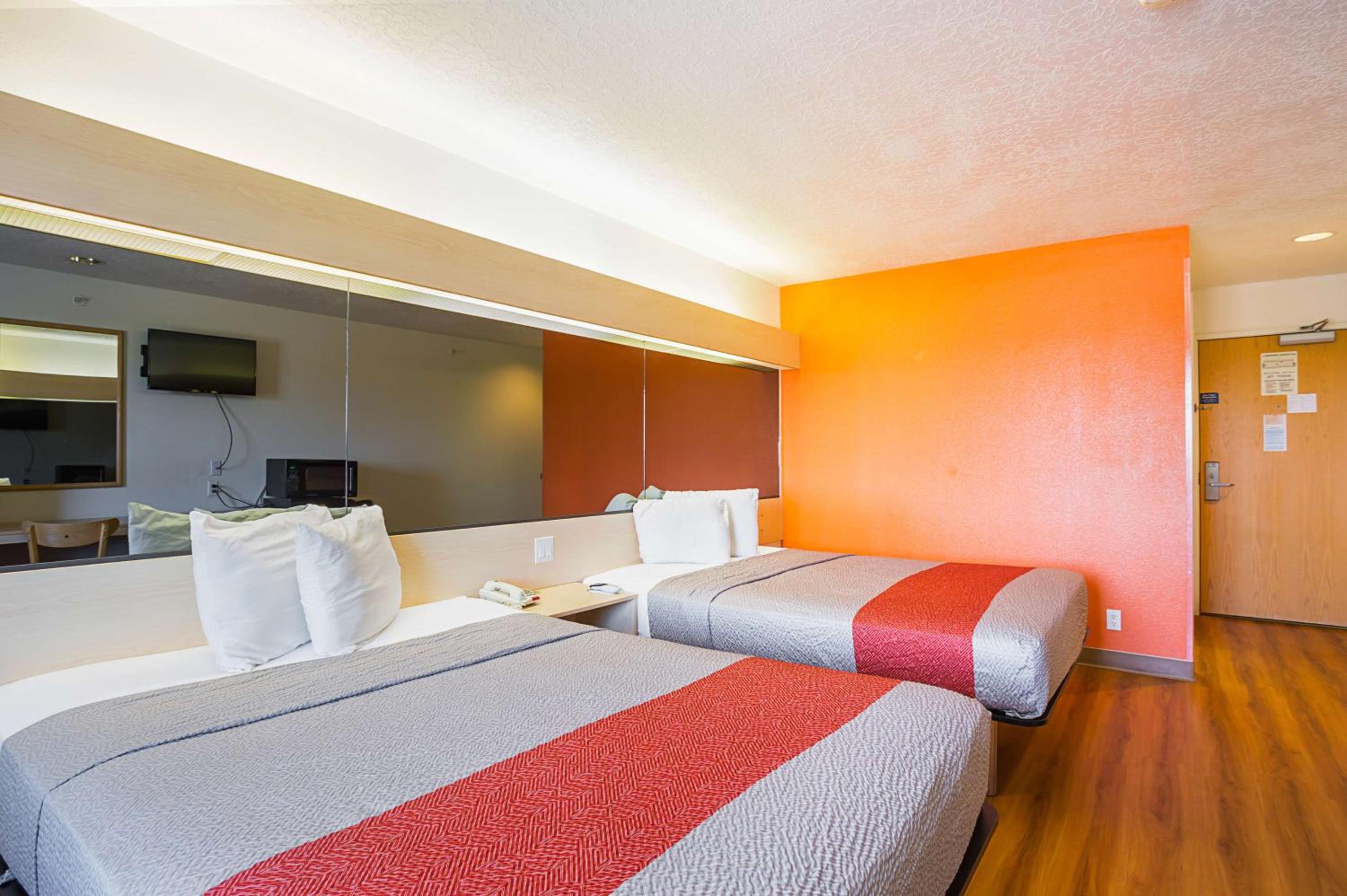 2 Queen Beds -ADA/RI Shower/Non-Smoking