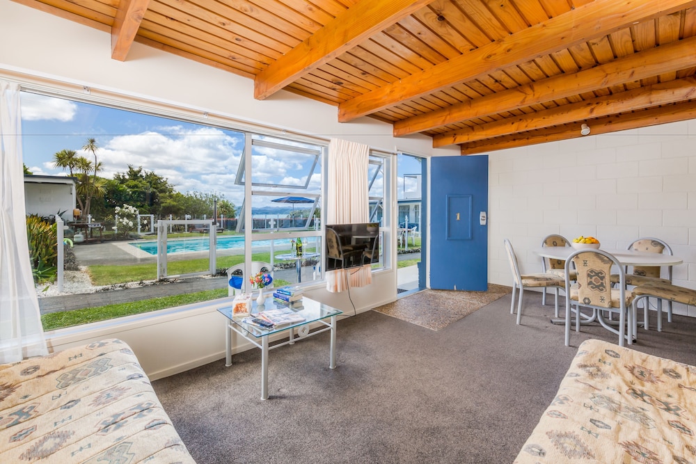 Aloha Seaview Resort Motel 38/68