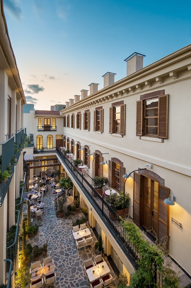 Ecole St. Pierre Hotel 43/50