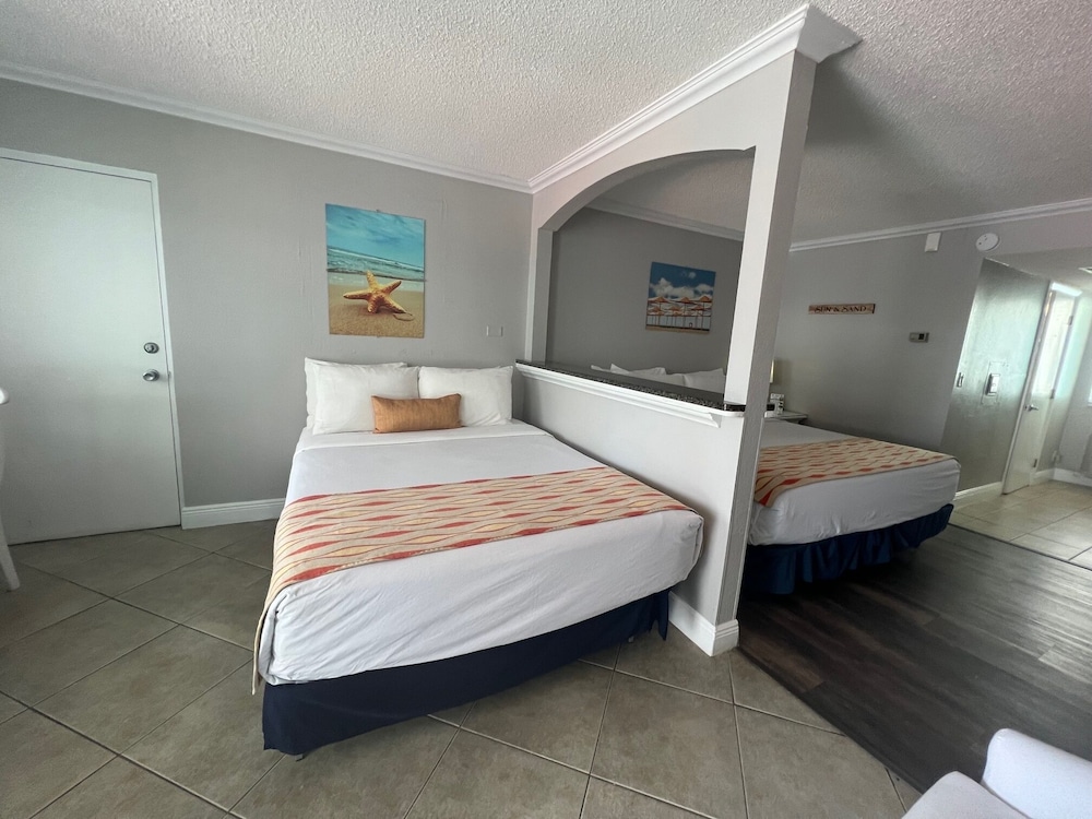 CONDO, STANDARD, MULTIPLE BEDS, POOL VIEW, KITCHENETTE