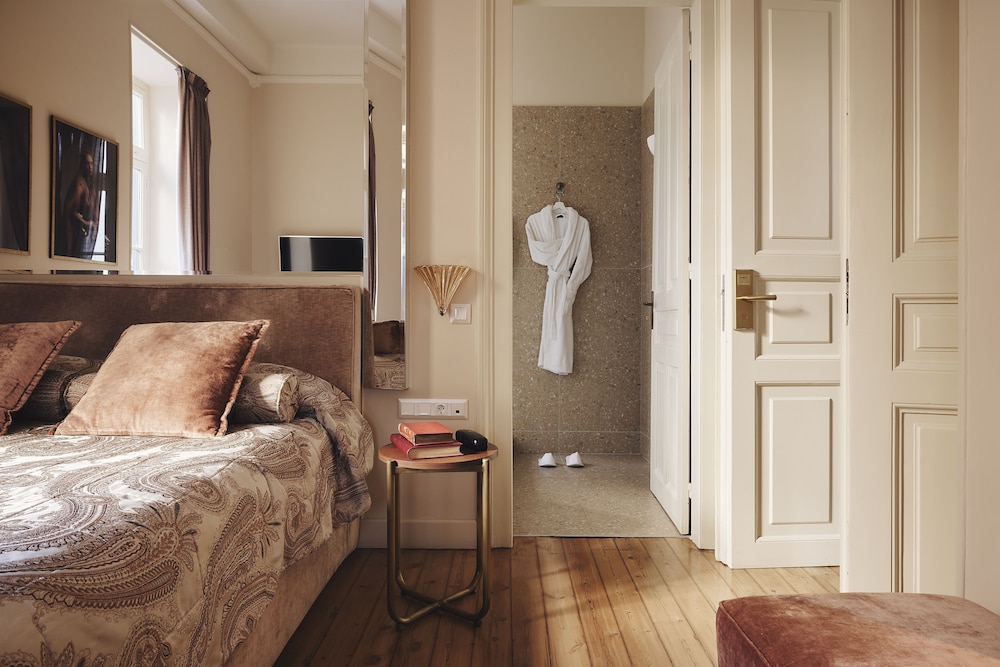 DELUXE, QUEEN BED, CITY VIEW
