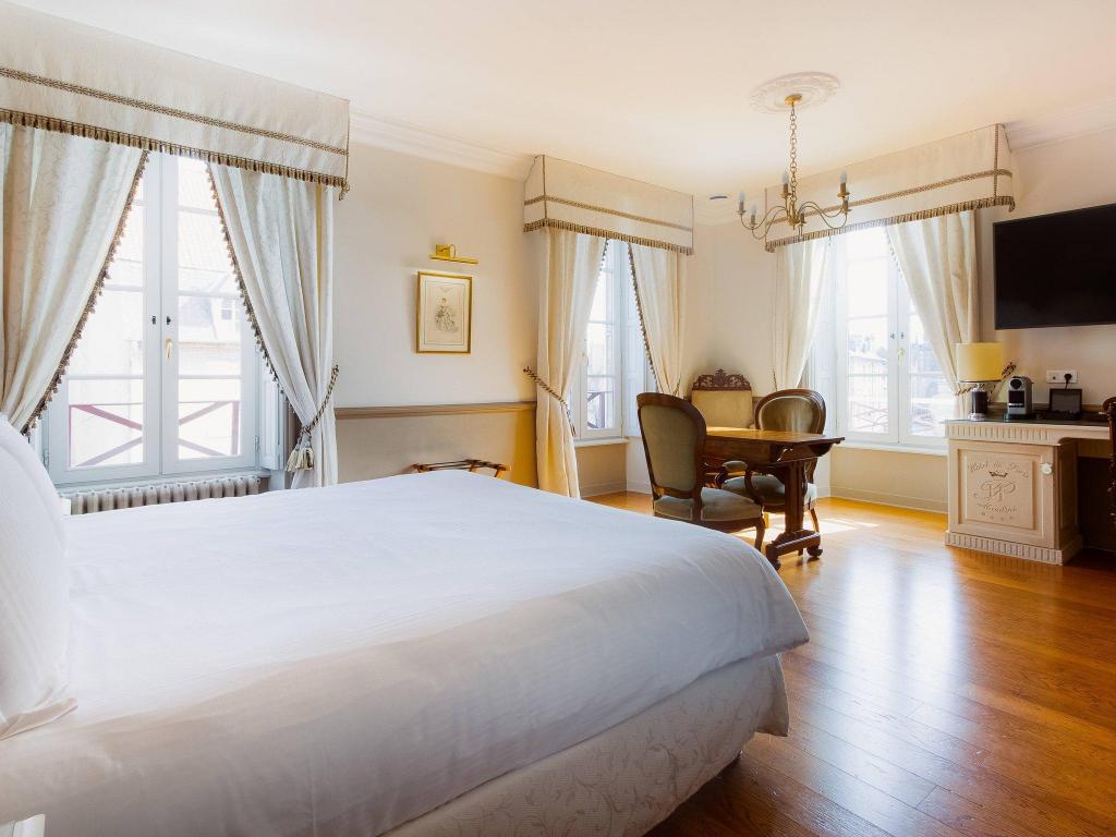 PRIVILEGE, SUITE, DOUBLE OR TWIN BED
