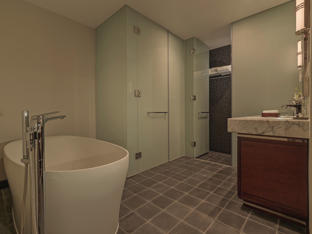 Garden, Suite, King Bed، Azerai La Residence Hue 2/2