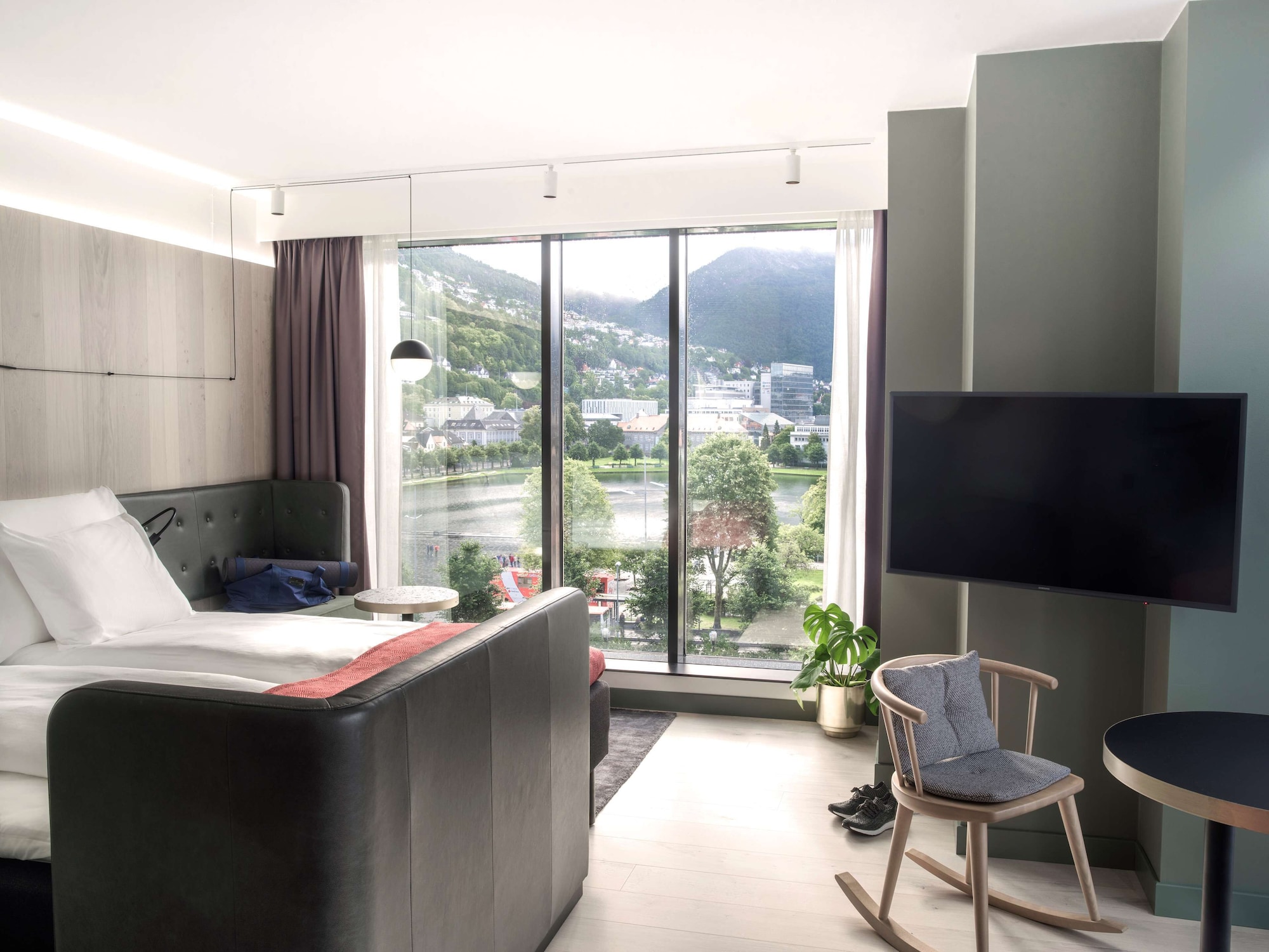 JUNIOR SUITE, KING BED, LAKE VIEW, SOFA